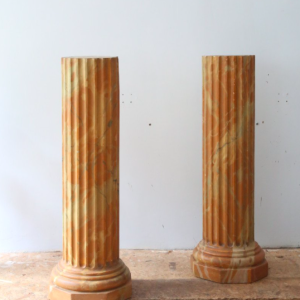 Paire de gaines colonnes  en stuc peintes à l'imitation du  faux marbre.