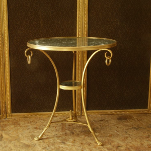 Guéridon tripode en bronze ciselé et doré, travail néoclassique du XXème siècle.