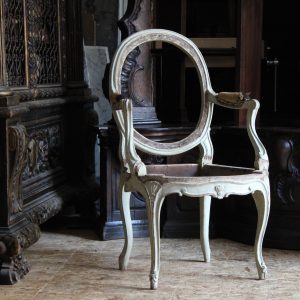 Fauteuil en hêtre sculpté et peint, estampillé Tilliard, XVIIIe s vers 1770