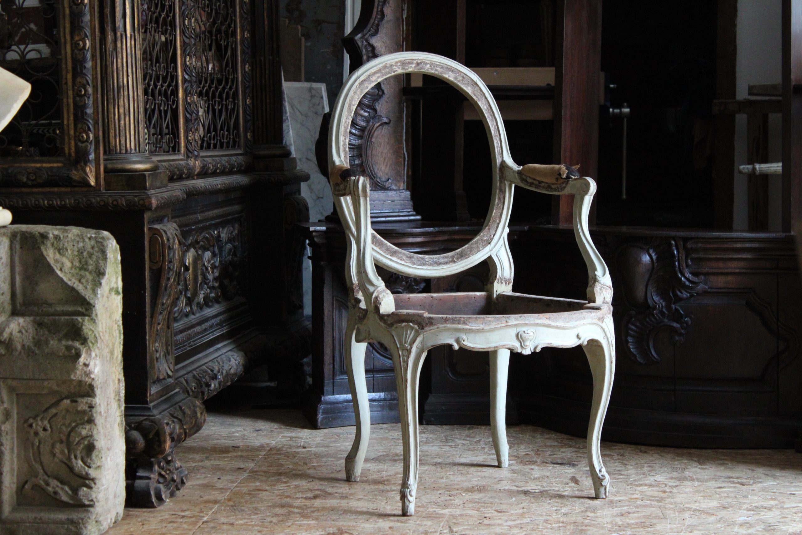 Fauteuil en hêtre sculpté et peint, estampillé Tilliard, XVIIIe s vers 1770