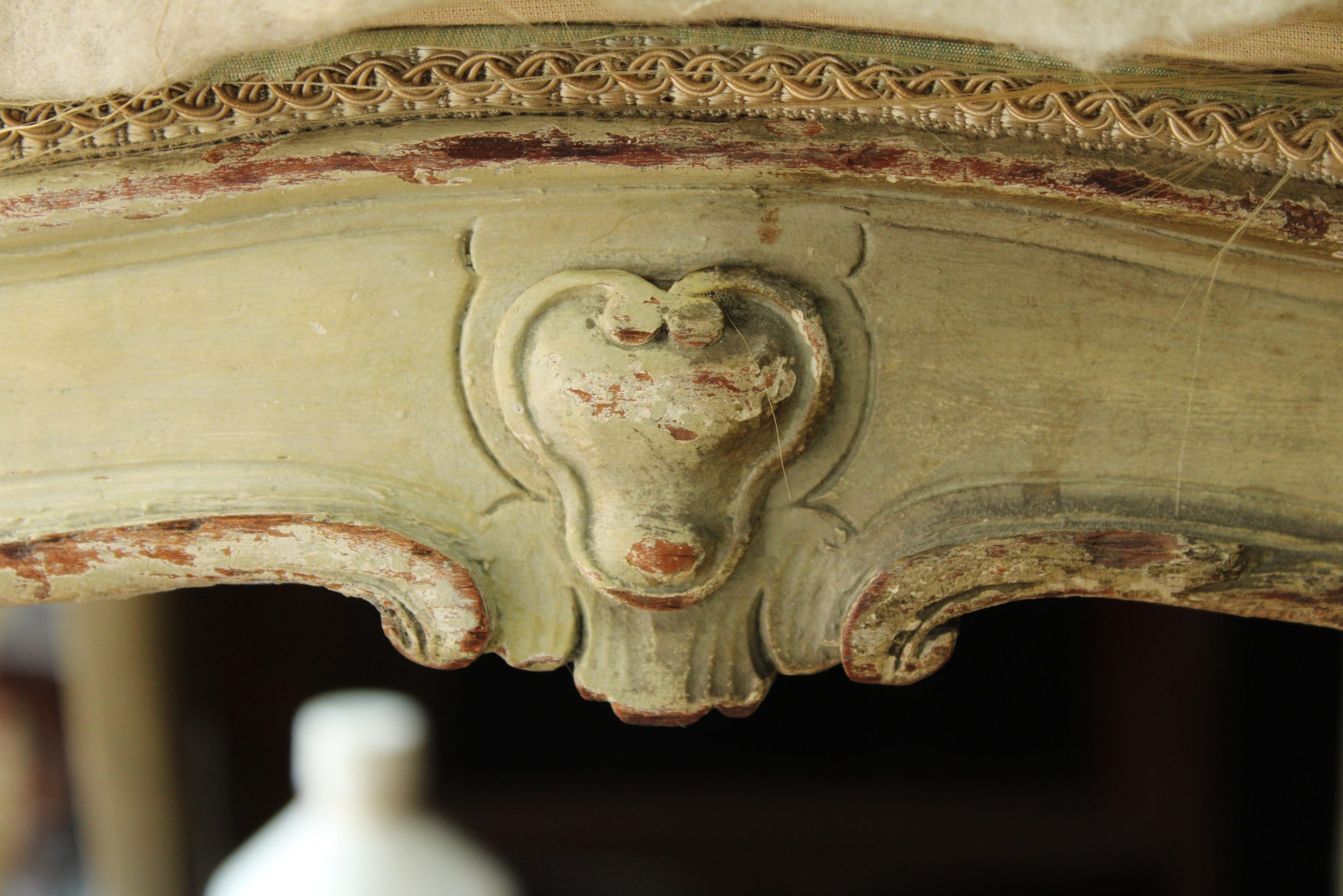 Restauration complète d'un fauteuil en hêtre sculpté et peint, estampillé Tilliard, XVIIIe s vers 1770 – Image 2