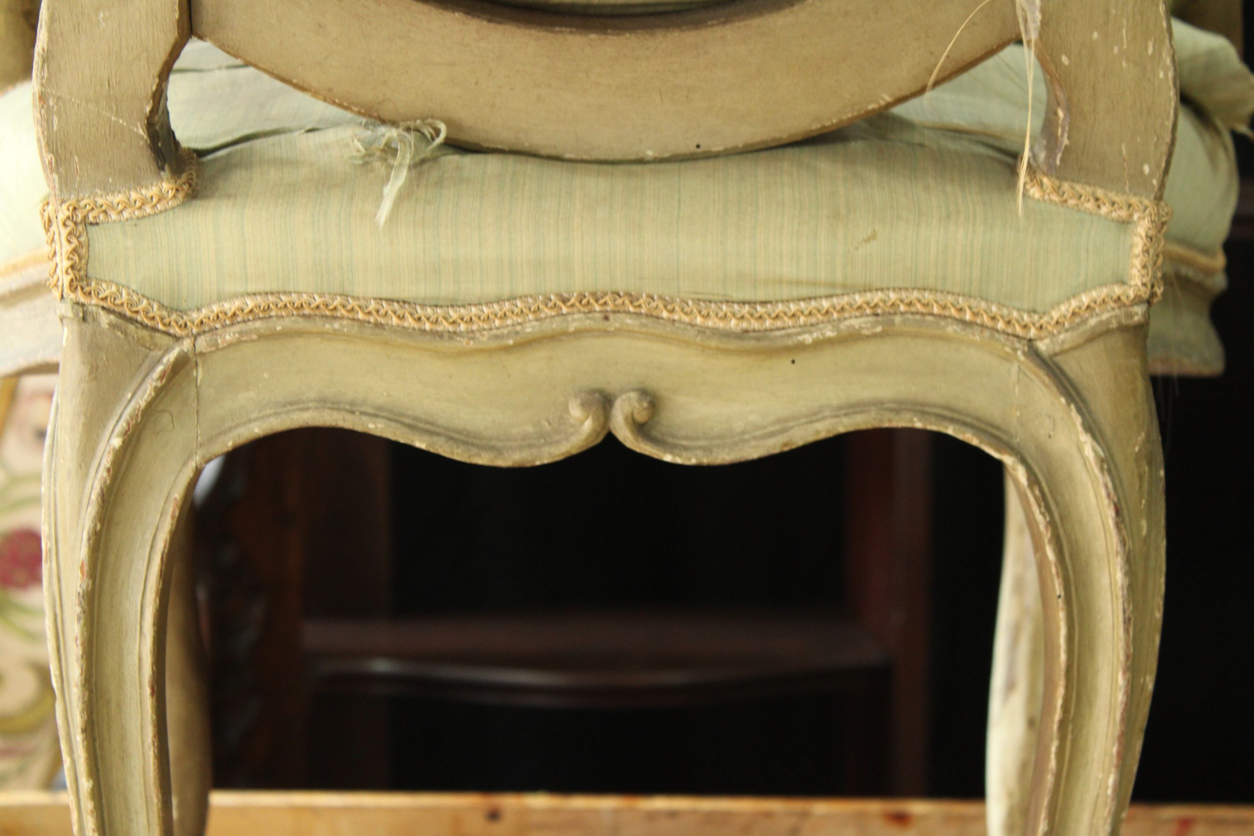 Restauration complète d'un fauteuil en hêtre sculpté et peint, estampillé Tilliard, XVIIIe s vers 1770 – Image 3