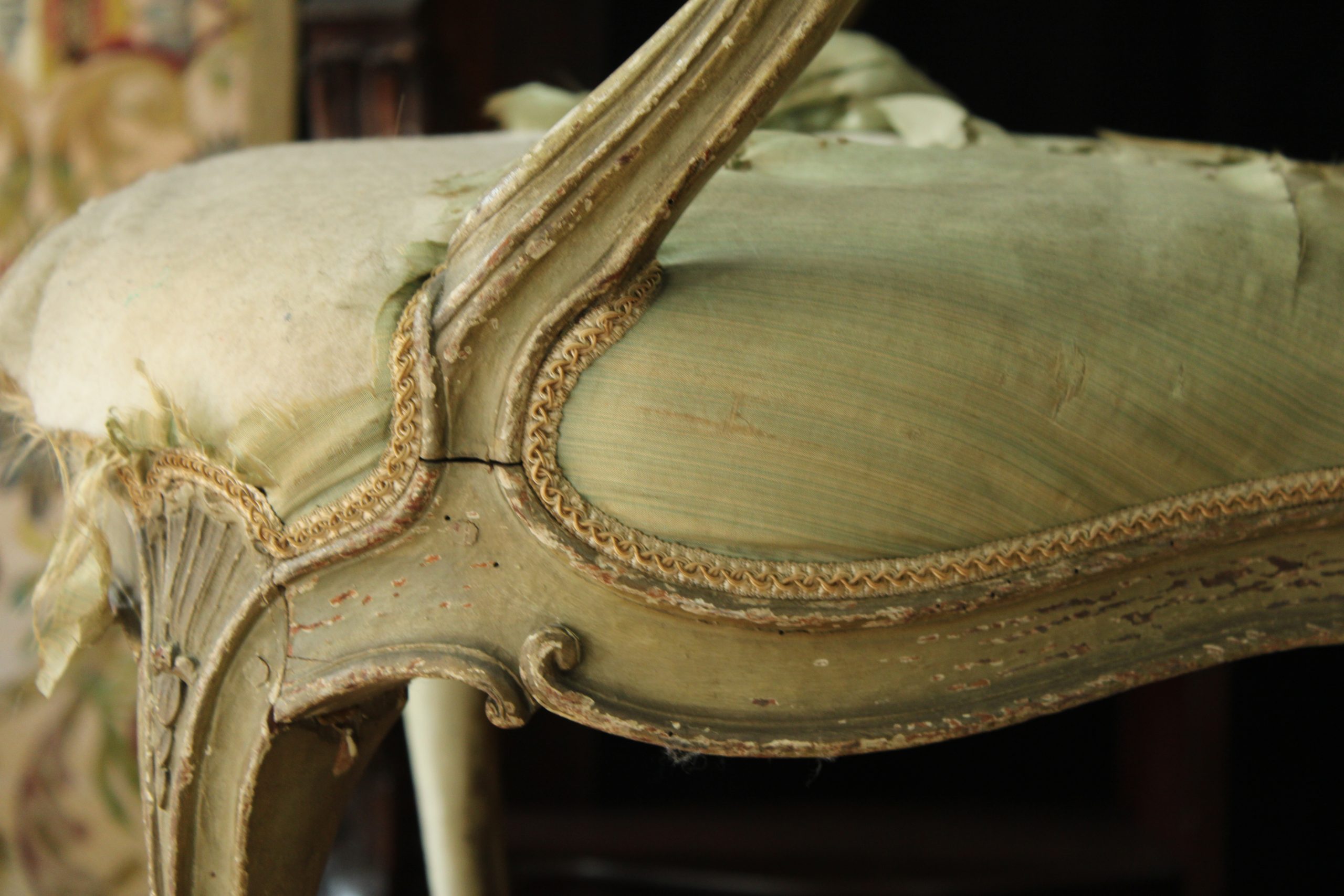 Restauration complète d'un fauteuil en hêtre sculpté et peint, estampillé Tilliard, XVIIIe s vers 1770 – Image 4