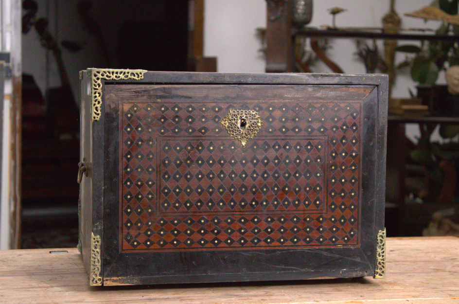 Restauration d'un cabinet indo-portuguais, XVIIIe siècle en marqueterie