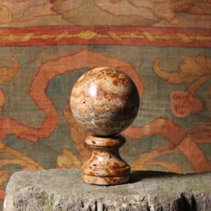 Sphère montée sur pied en onyx rubané ou albâtre, Italie, XXe