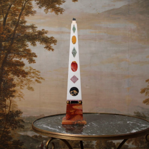 Obélisque en marqueterie de marbres, Italie XXe Siècle