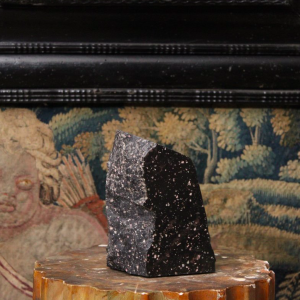 Grand fragment en porphyre noir,  älvdalen, Suède