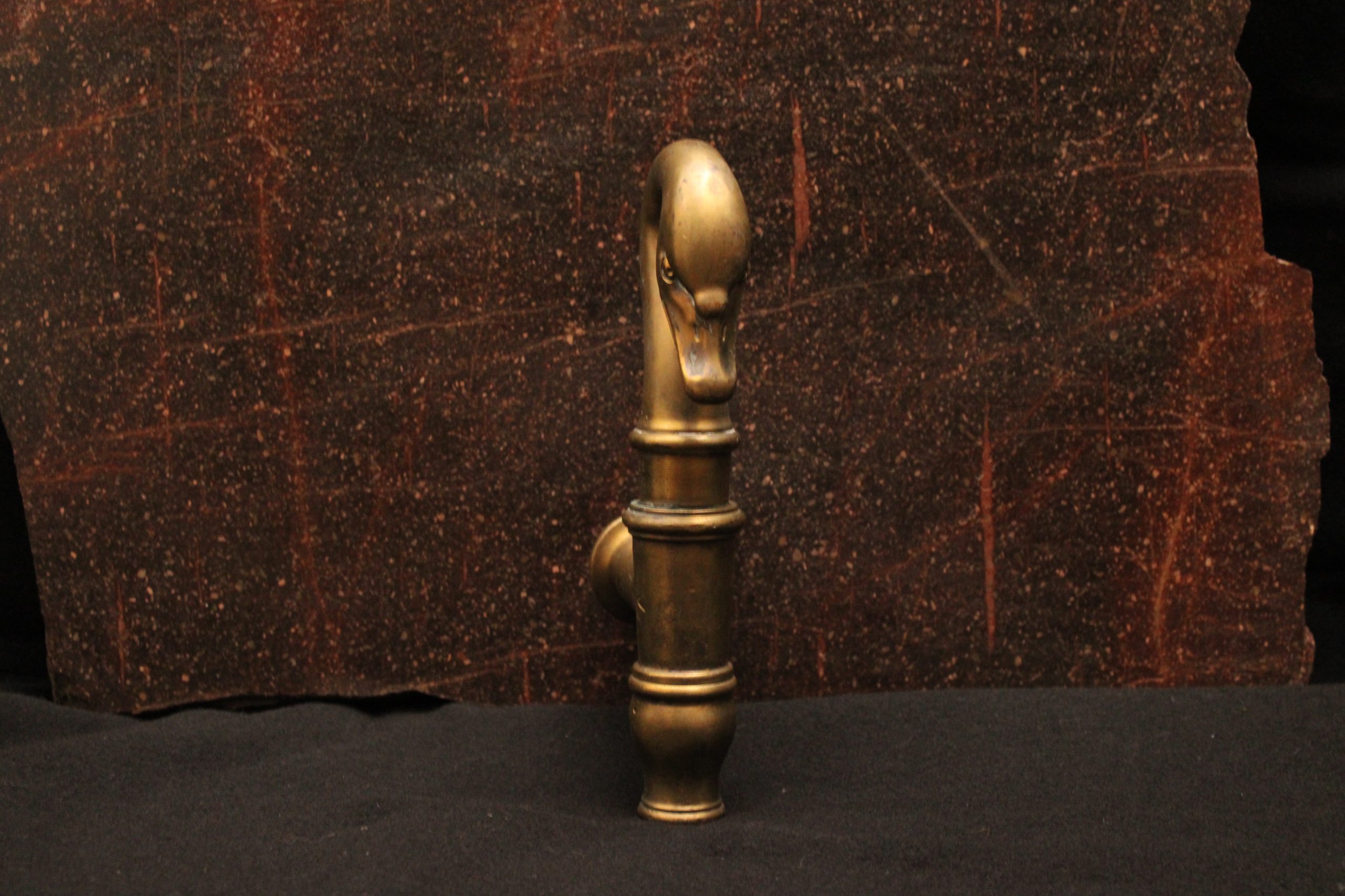 - Grand robinet en bronze patiné de style Empire, ouvrage de la première moitié du XXeme siècle