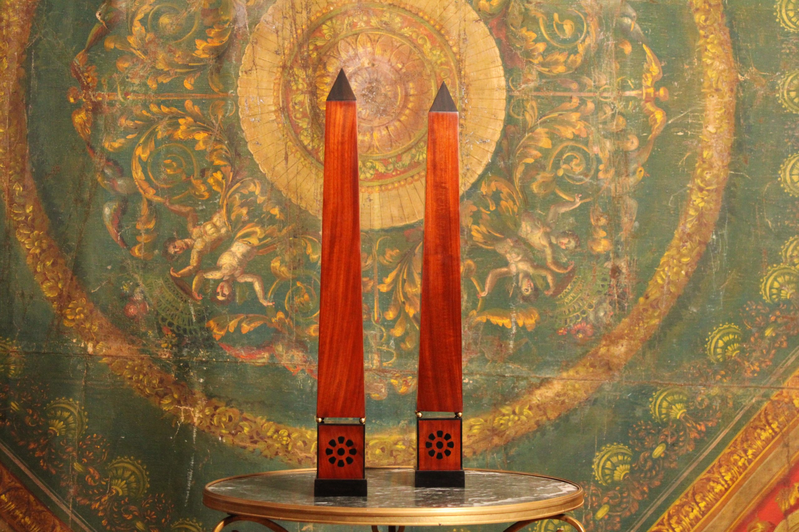 Obélisque et socle en acajou et ébène