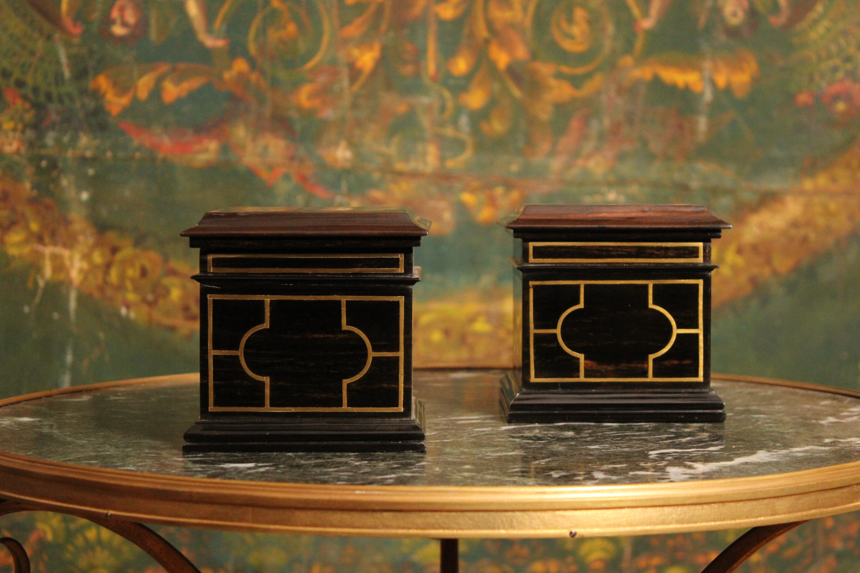 Socle en ébène et incrustation de laiton