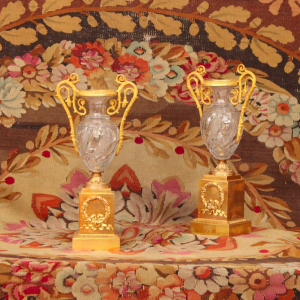 Paire de vases en cristal monté sur socle en bronze doré, XIXème siècle.