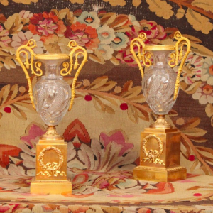 Paire de vases en cristal monté sur socle en bronze doré, XIXème siècle.