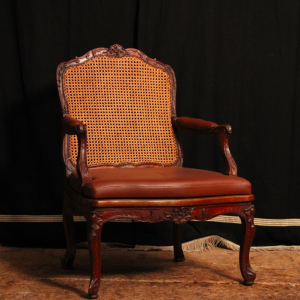Fauteuil à la reine de style Régence canné en hêtre, XIXe siècle