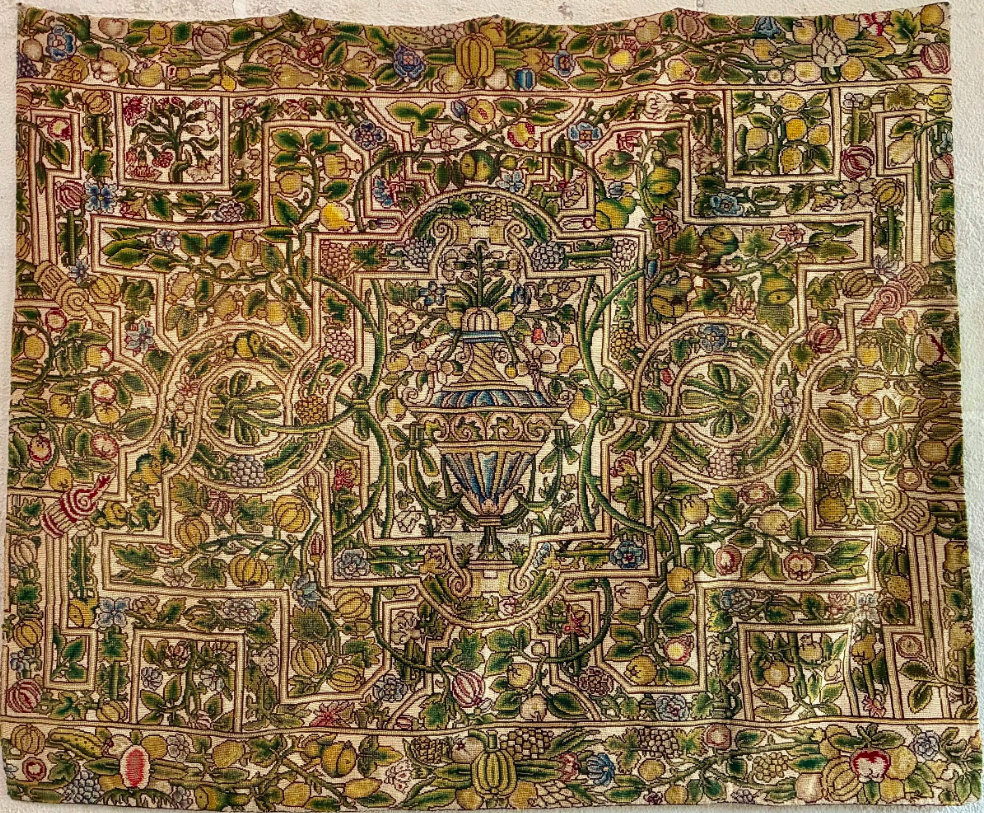 - Important tapis de table, ouvrage en tapisserie au point, Angleterre, XIXe siècle 