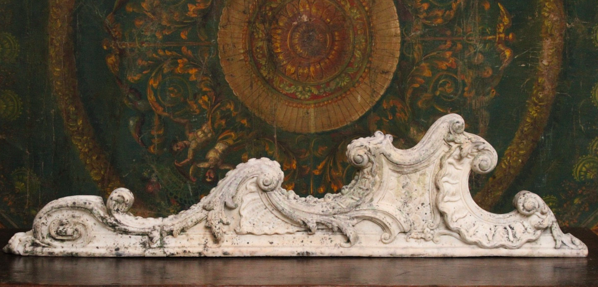 Important élément architectural en marbre d'époque rocaille, XVIIIe s