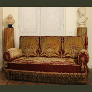 Canapé en velours et passementerie d'époque Art Nouveau datant du début du XXe siècle. 