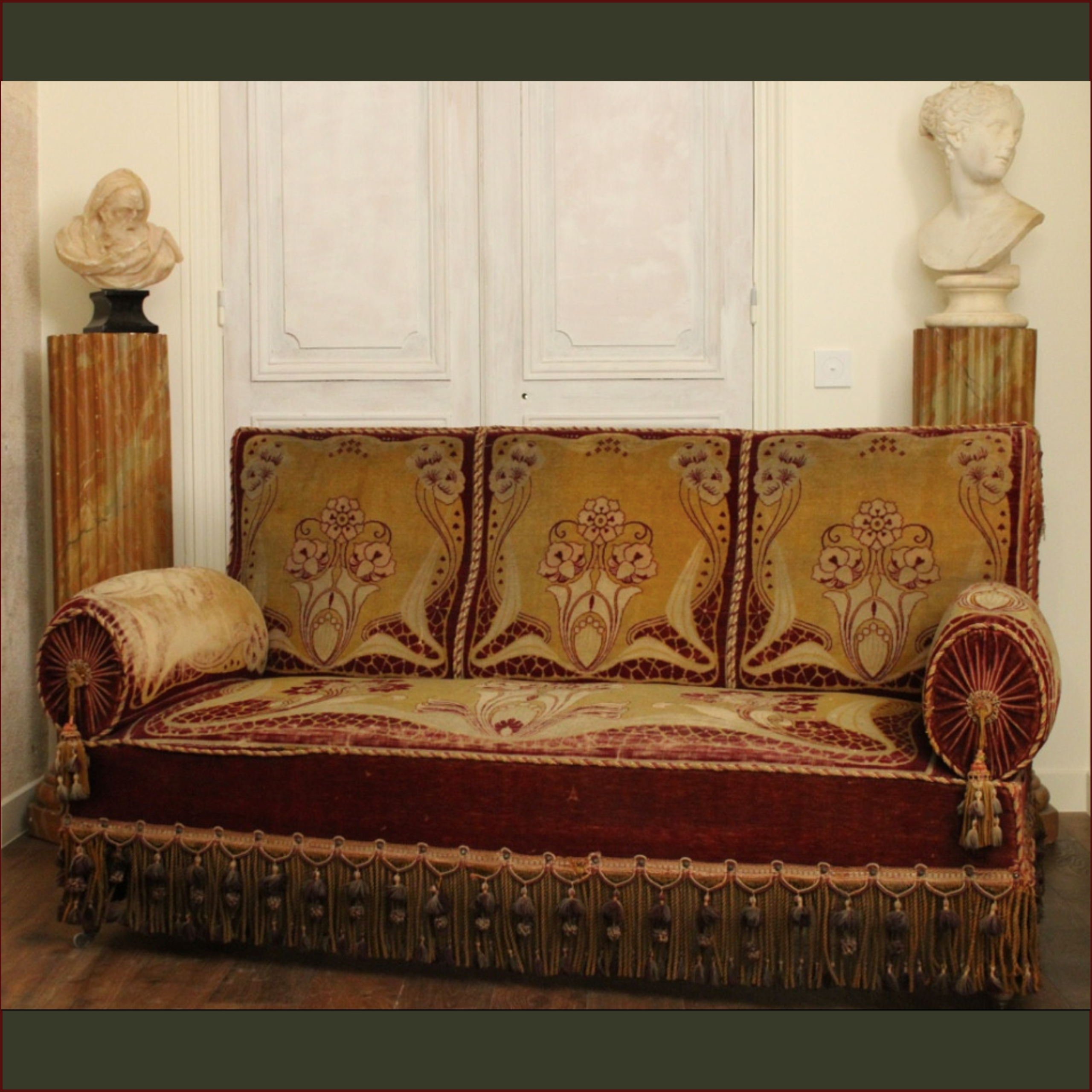 Canapé en velours et passementerie d'époque Art Nouveau datant du début du XXe siècle.