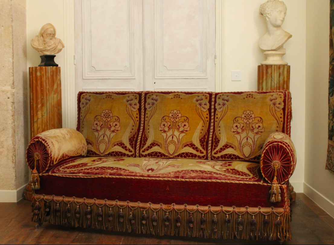 Canapé en velours et passementerie Art Nouveau, XXe s