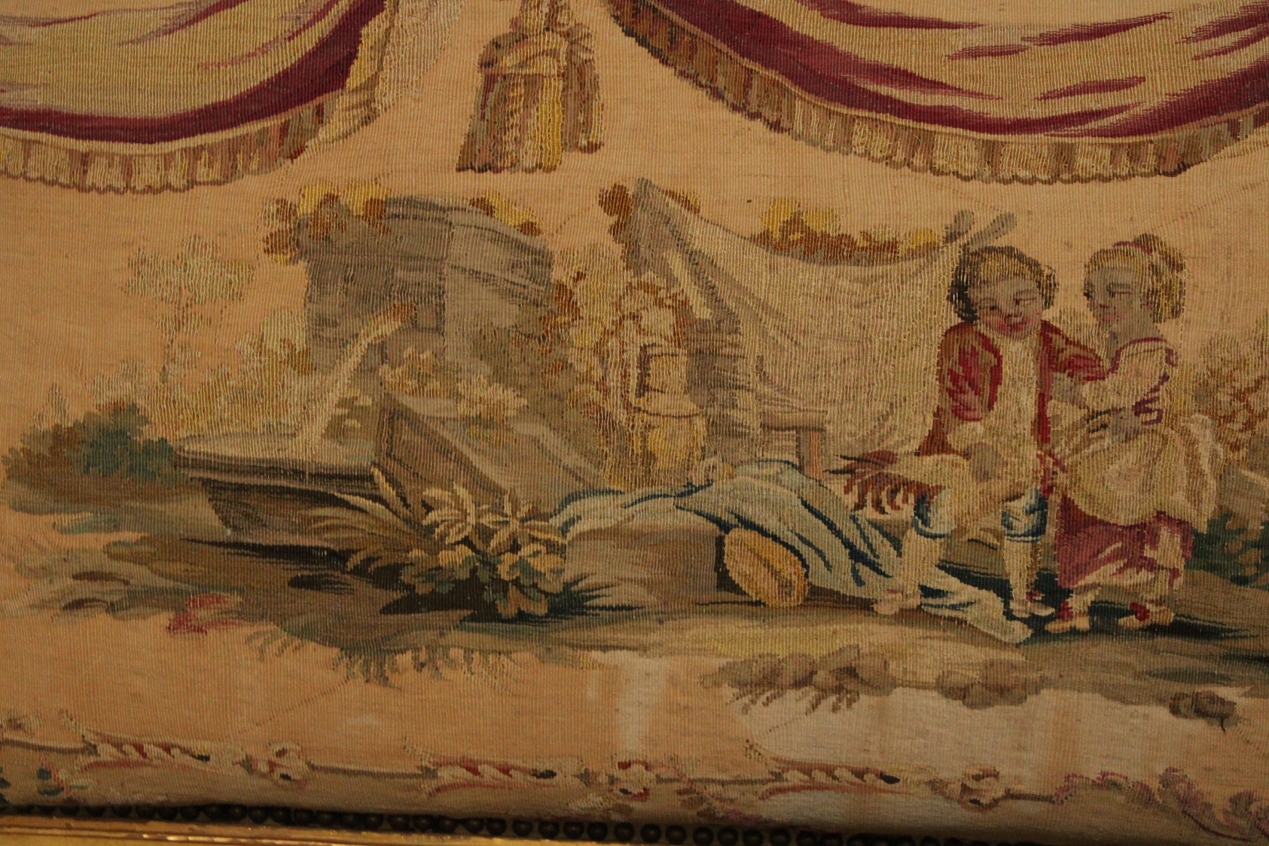 Salon en bois doré garni de tapisserie d'Aubusson, d'époque Louis XVI, XVIIIe – Image 9