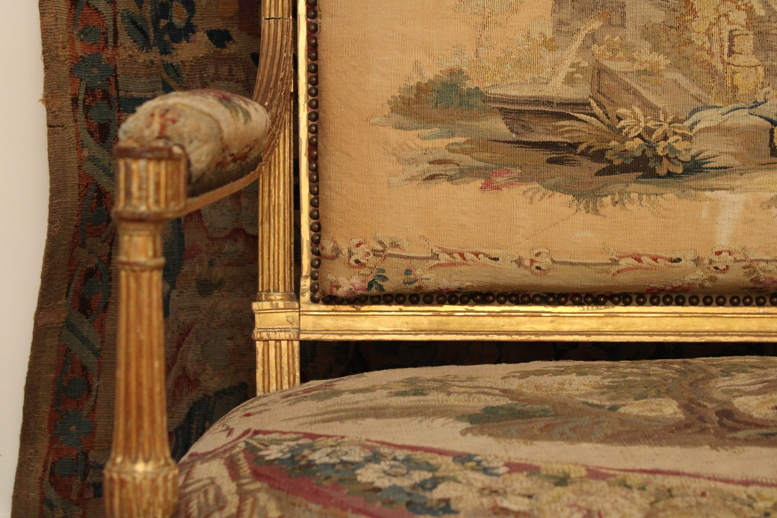 Salon en bois doré garni de tapisserie d'Aubusson, d'époque Louis XVI, XVIIIe – Image 6