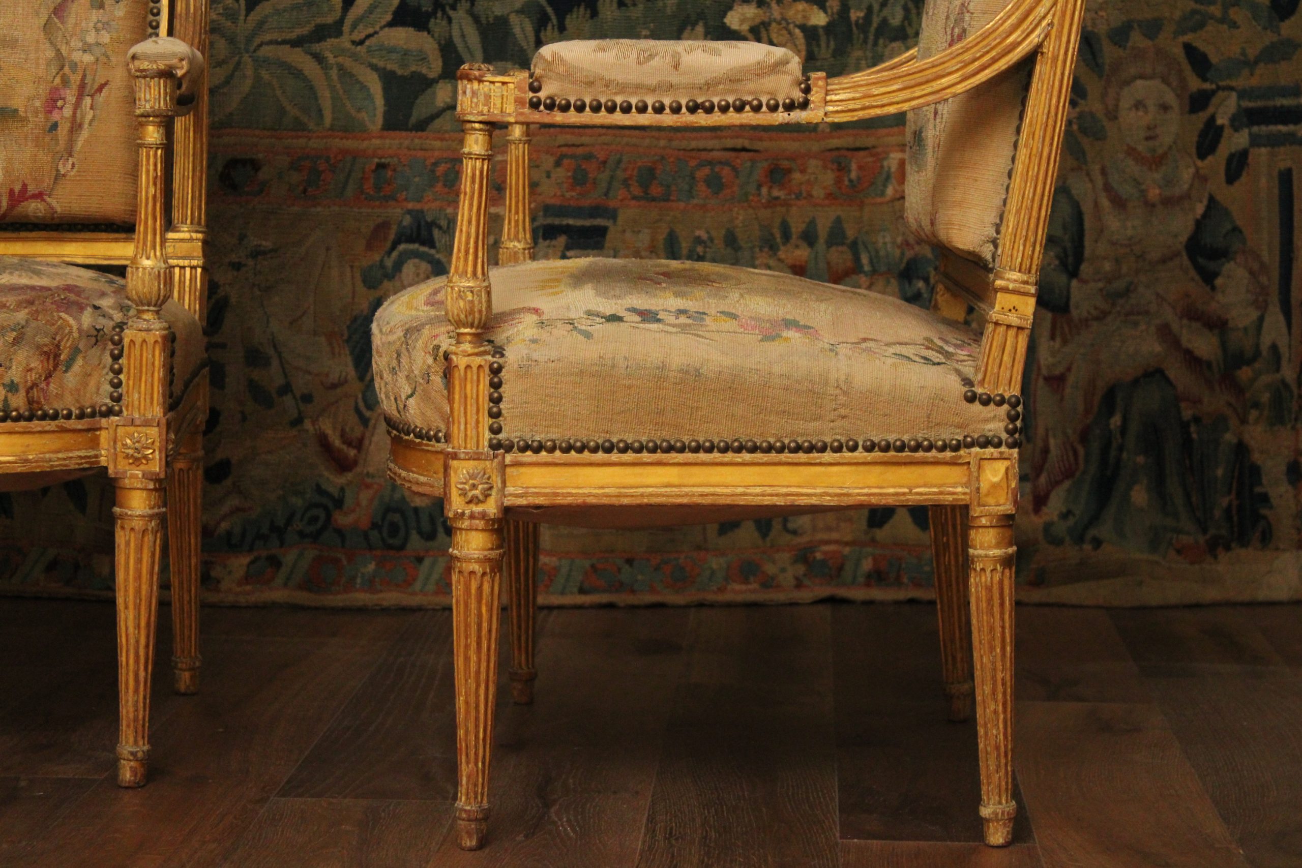 Salon en bois doré garni de tapisserie d'Aubusson, d'époque Louis XVI, XVIIIe – Image 5