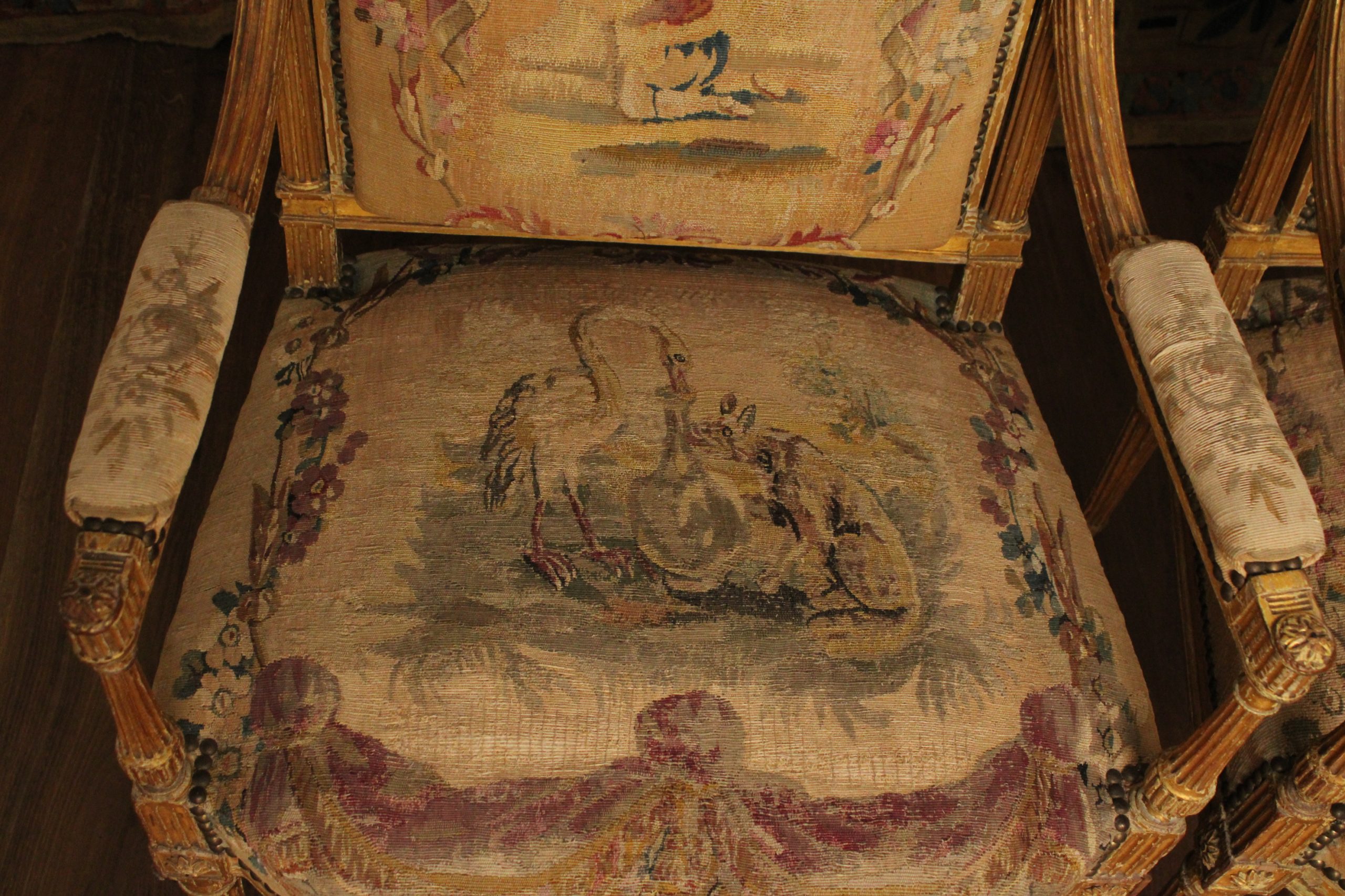 Salon en bois doré garni de tapisserie d'Aubusson, d'époque Louis XVI, XVIIIe – Image 4