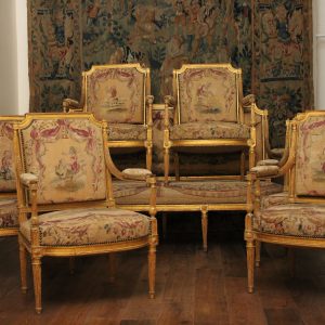 Salon en bois doré garni de tapisserie d'Aubusson, d'époque Louis XVI, XVIIIe