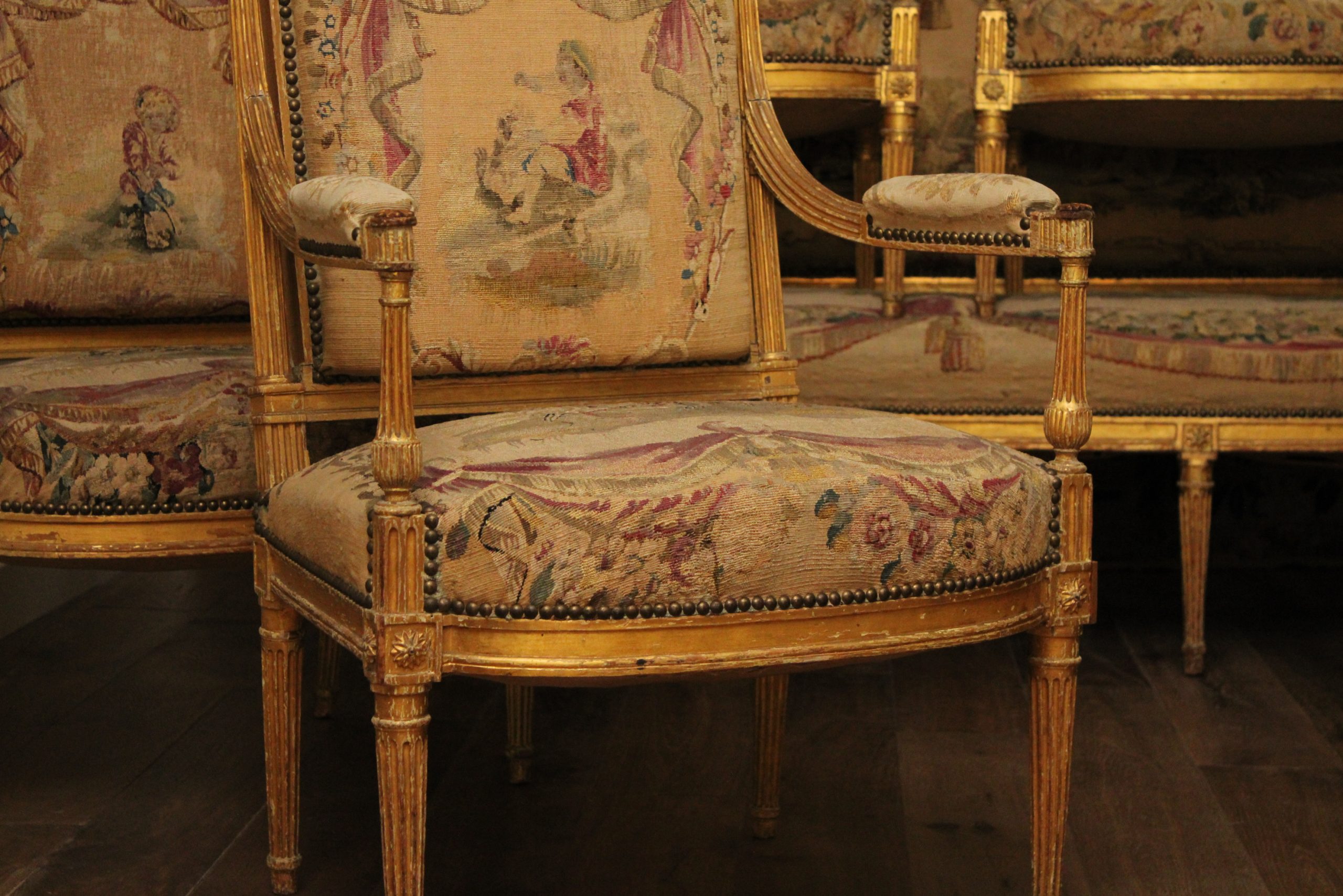 Salon en bois doré garni de tapisserie d'Aubusson, d'époque Louis XVI, XVIIIe – Image 2