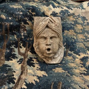 Bouche de fontaine / mascaron en pierre calcaire, XVIIIe siècle