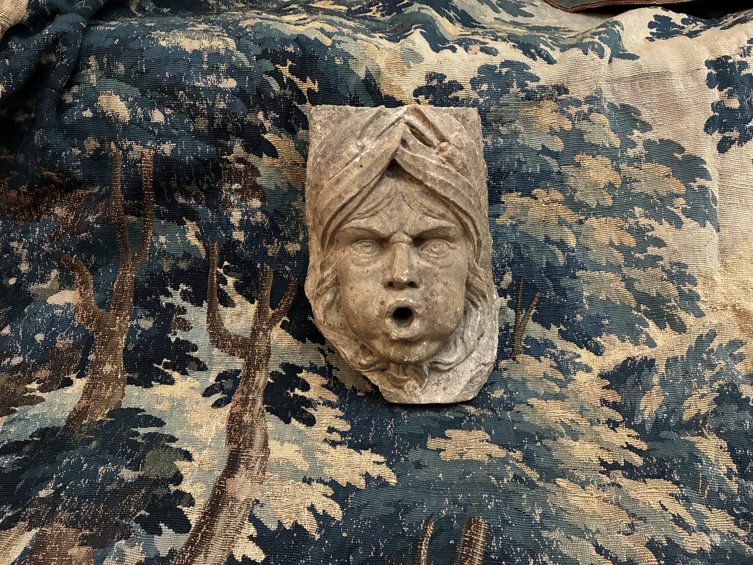Bouche de fontaine / mascaron en pierre calcaire, XVIIIe siècle