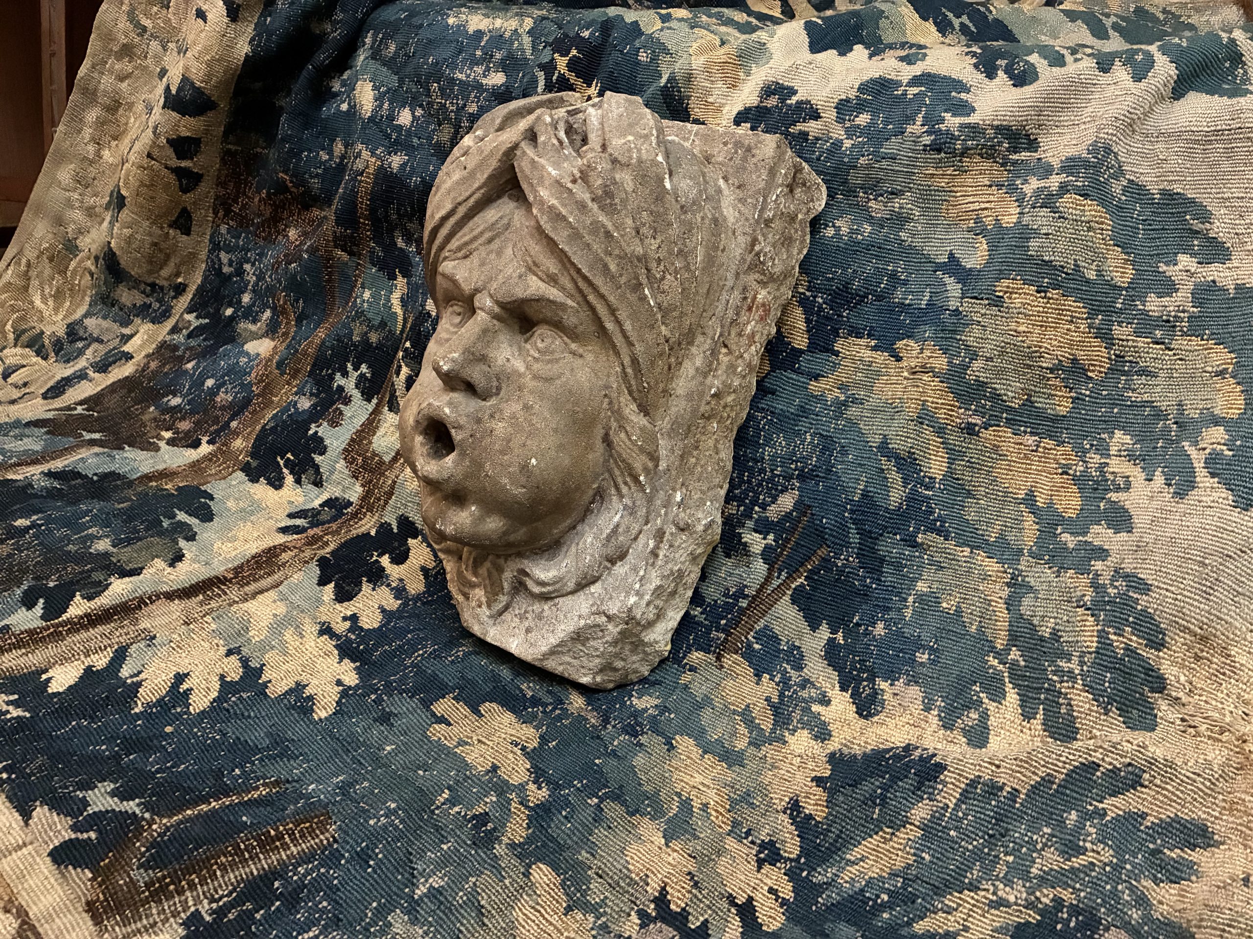 Bouche de fontaine / mascaron en pierre calcaire, XVIIIe siècle – Image 3