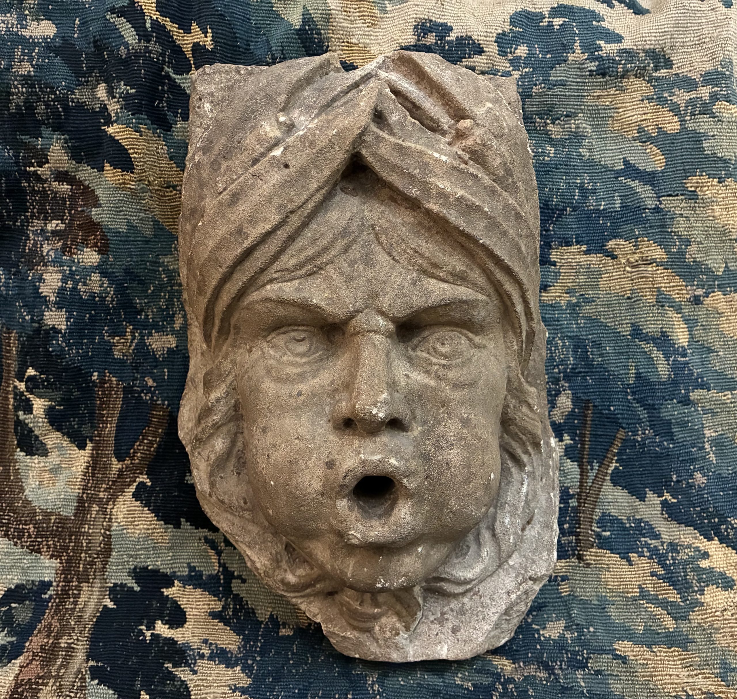 Bouche de fontaine / mascaron en pierre calcaire, XVIIIe siècle – Image 2