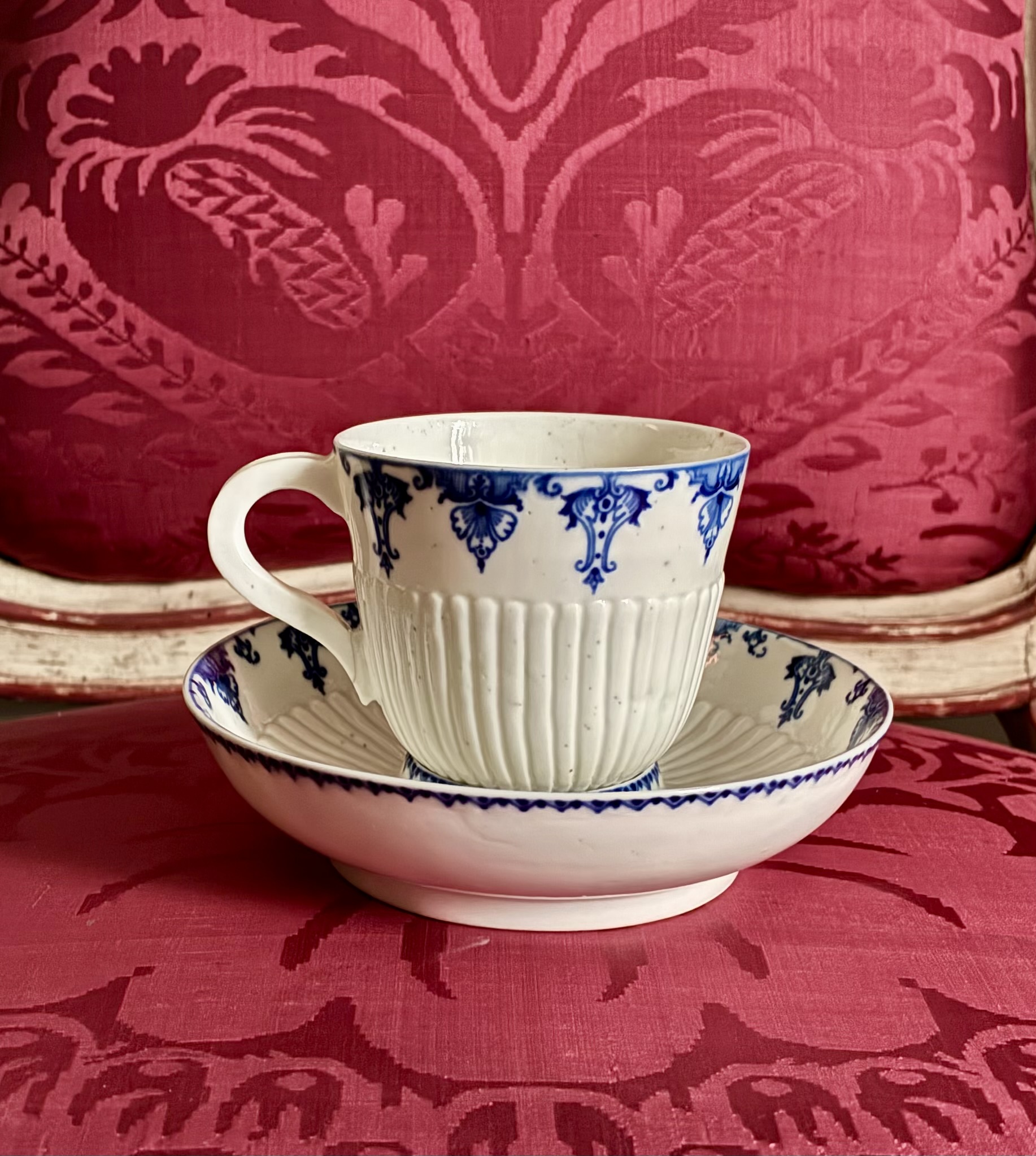 Tasse-trembleuse et sa soucoupe, porcelaine tendre de Saint-Cloud, vers 1722-1766 – Image 5