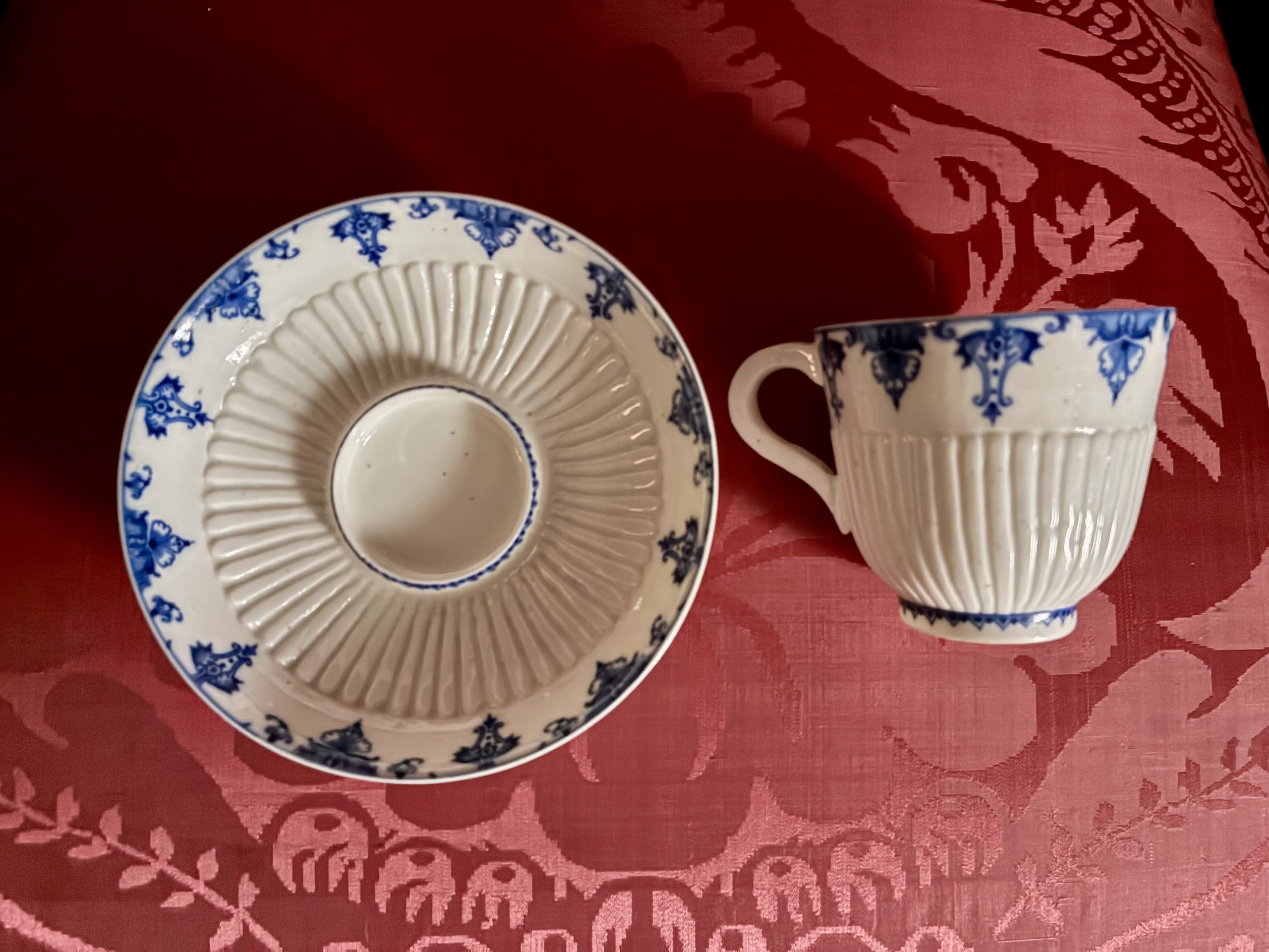 Tasse-trembleuse et sa soucoupe, porcelaine tendre de Saint-Cloud, vers 1722-1766 – Image 2