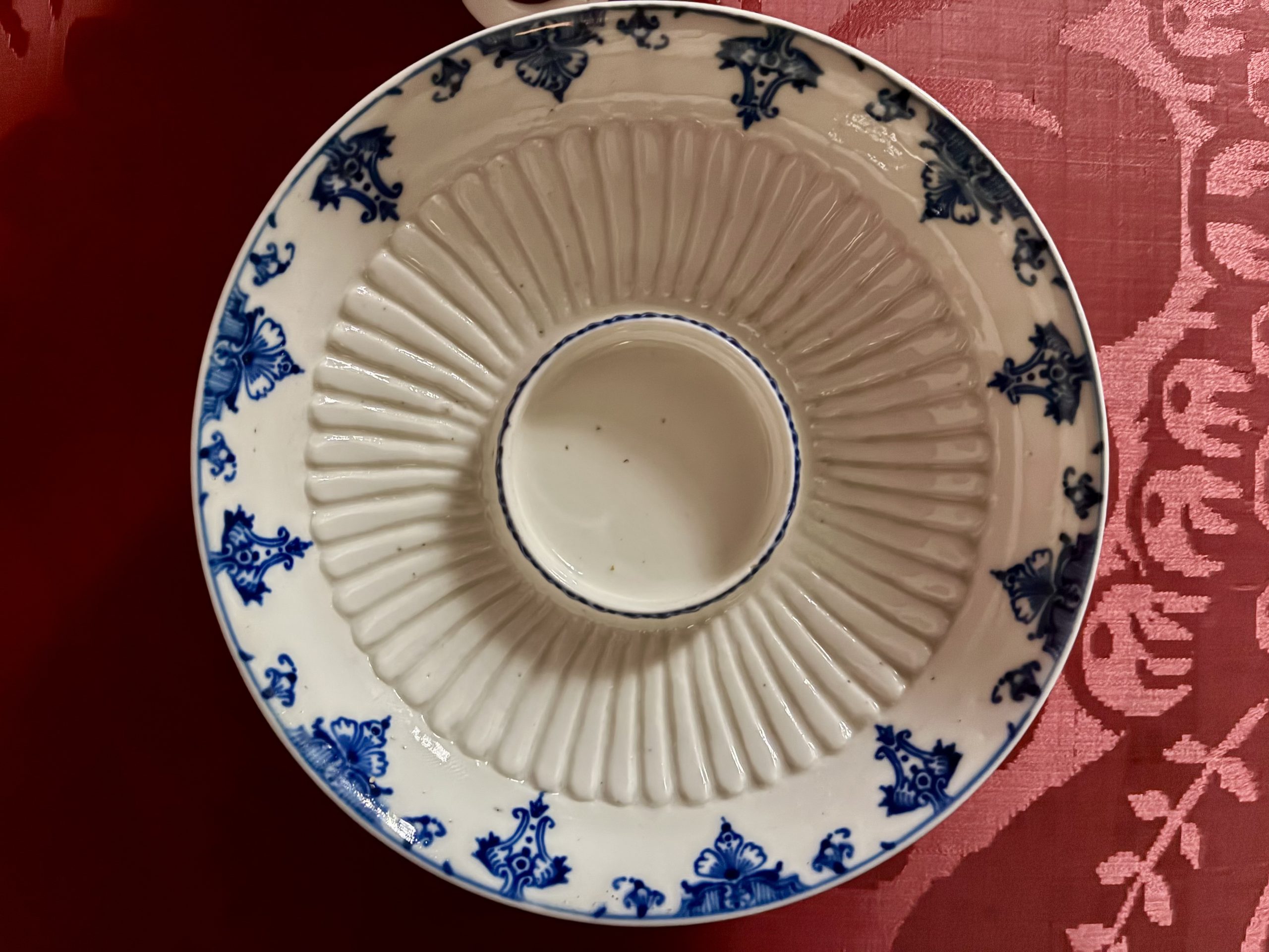 Tasse-trembleuse et sa soucoupe, porcelaine tendre de Saint-Cloud, vers 1722-1766 – Image 4