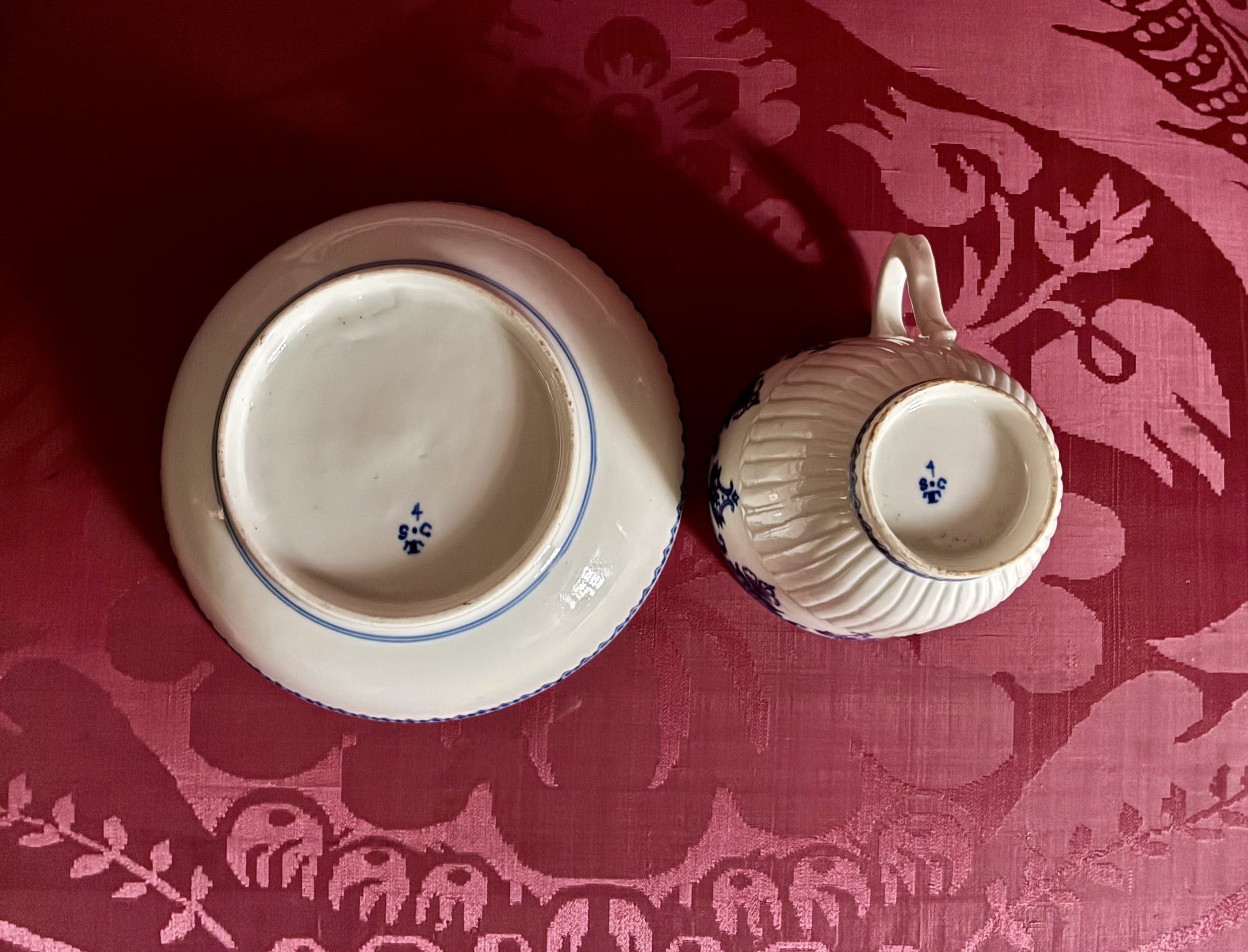 Tasse-trembleuse et sa soucoupe, porcelaine tendre de Saint-Cloud, vers 1722-1766 – Image 3