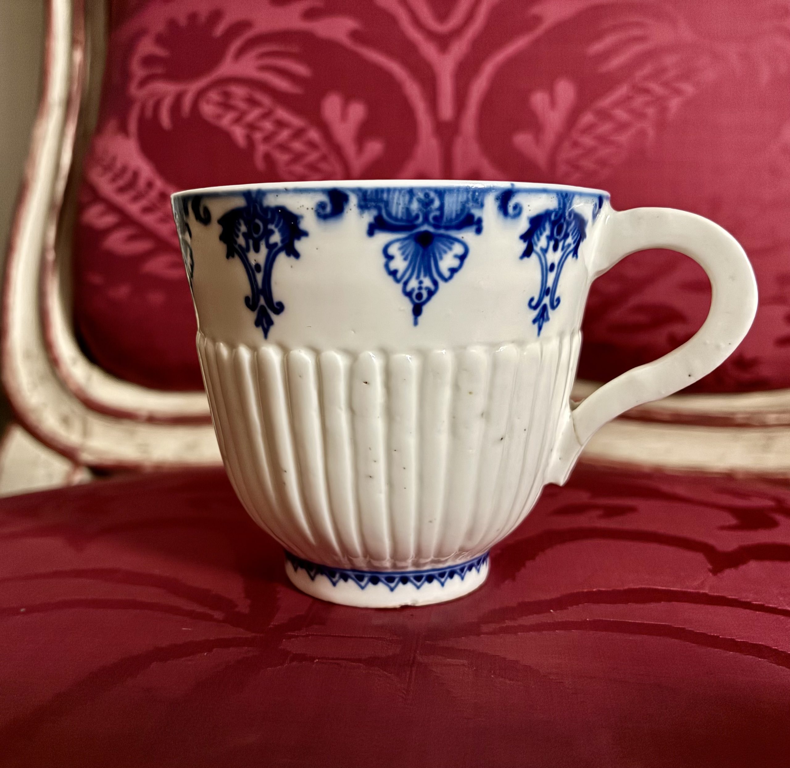 Tasse-trembleuse et sa soucoupe, porcelaine tendre de Saint-Cloud, vers 1722-1766 – Image 6