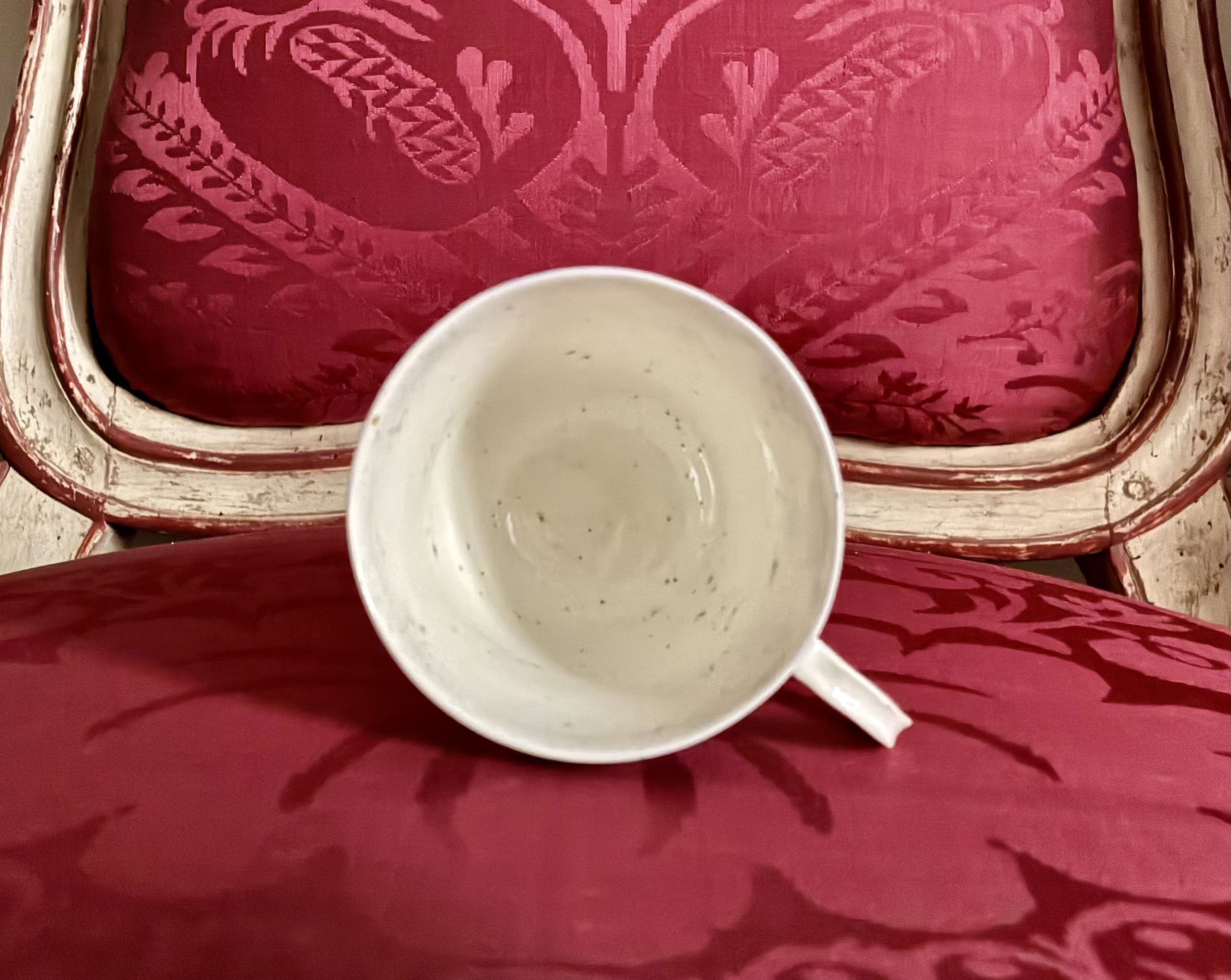 Tasse-trembleuse et sa soucoupe, porcelaine tendre de Saint-Cloud, vers 1722-1766 – Image 7