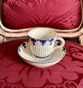 Tasse-trembleuse et sa soucoupe, porcelaine tendre de Saint-Cloud, vers 1722-1766