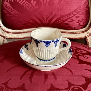 Tasse-trembleuse et sa soucoupe, porcelaine tendre de Saint-Cloud, vers 1722-1766