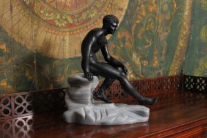 Hermès en bronze sur socle en marbre d'après l'antique "Hermès assis", XIXe s