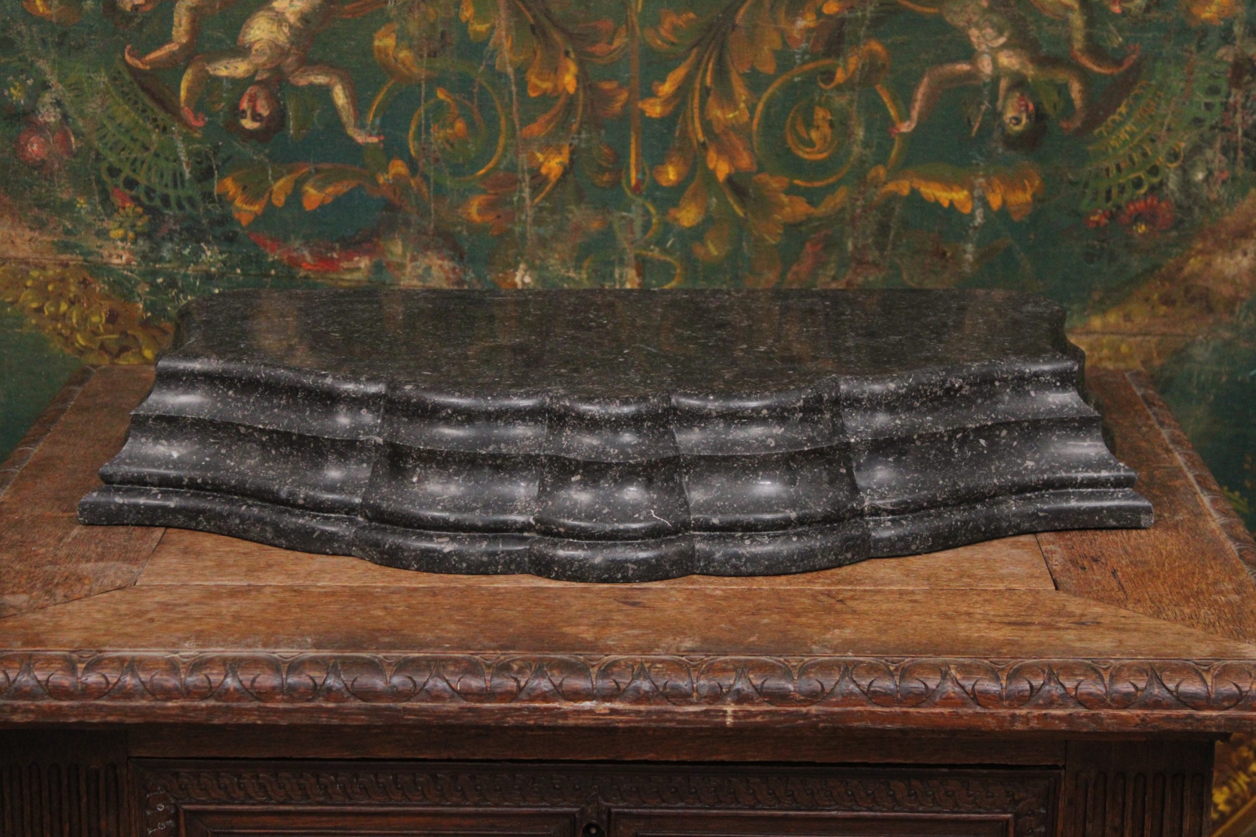 Important socle en marbre "Petit granit belge", XXe siècle