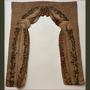 Cantonnière en tapisserie à décor de draperie et de guirlandes de fleur, XVIIIe siècle