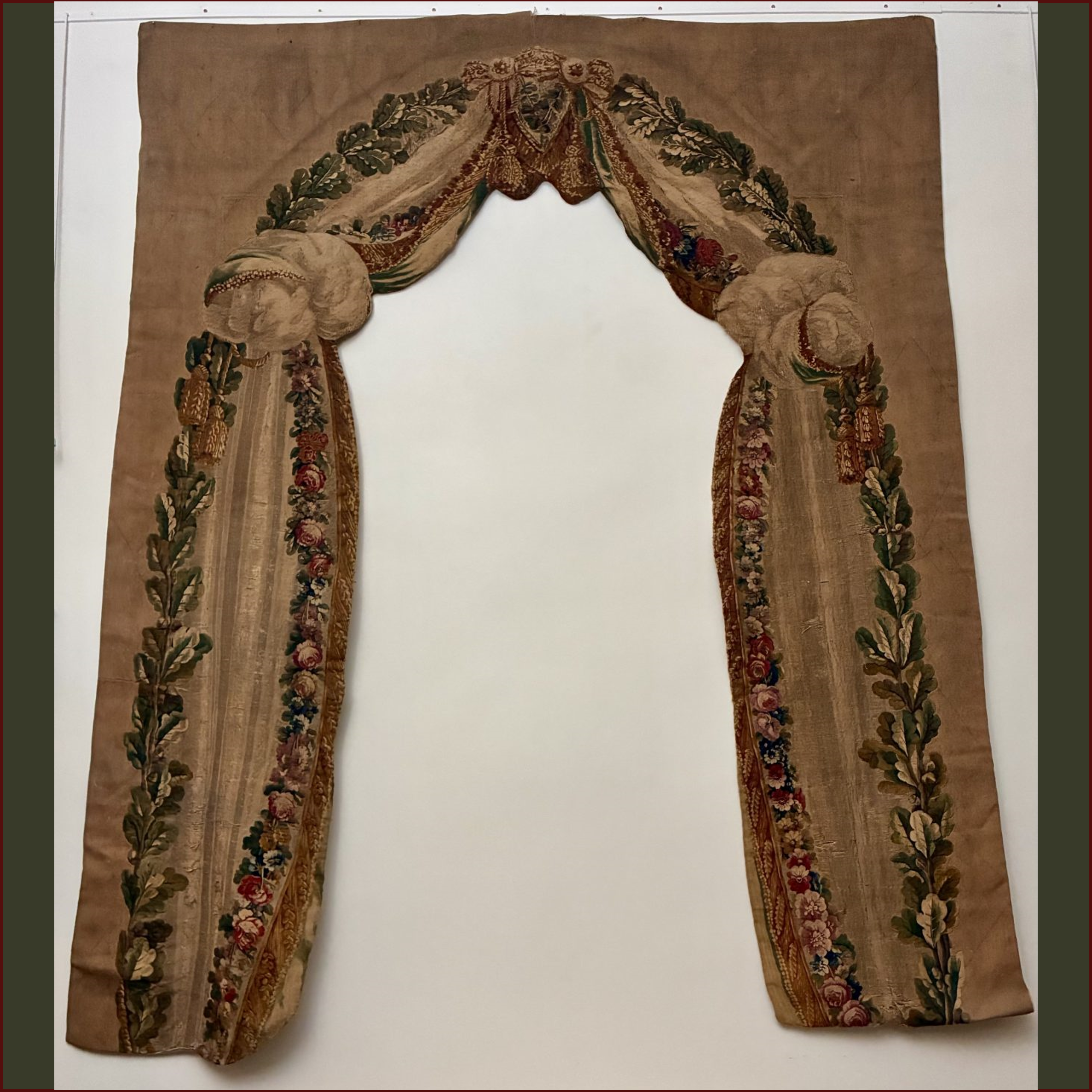 Cantonnière en tapisserie à décor de draperie et de guirlandes de fleur, XVIIIe siècle
