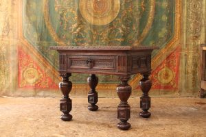 Table à tiroir en chêne de style XVIIe, ouvrage du XIXe siècle belge.