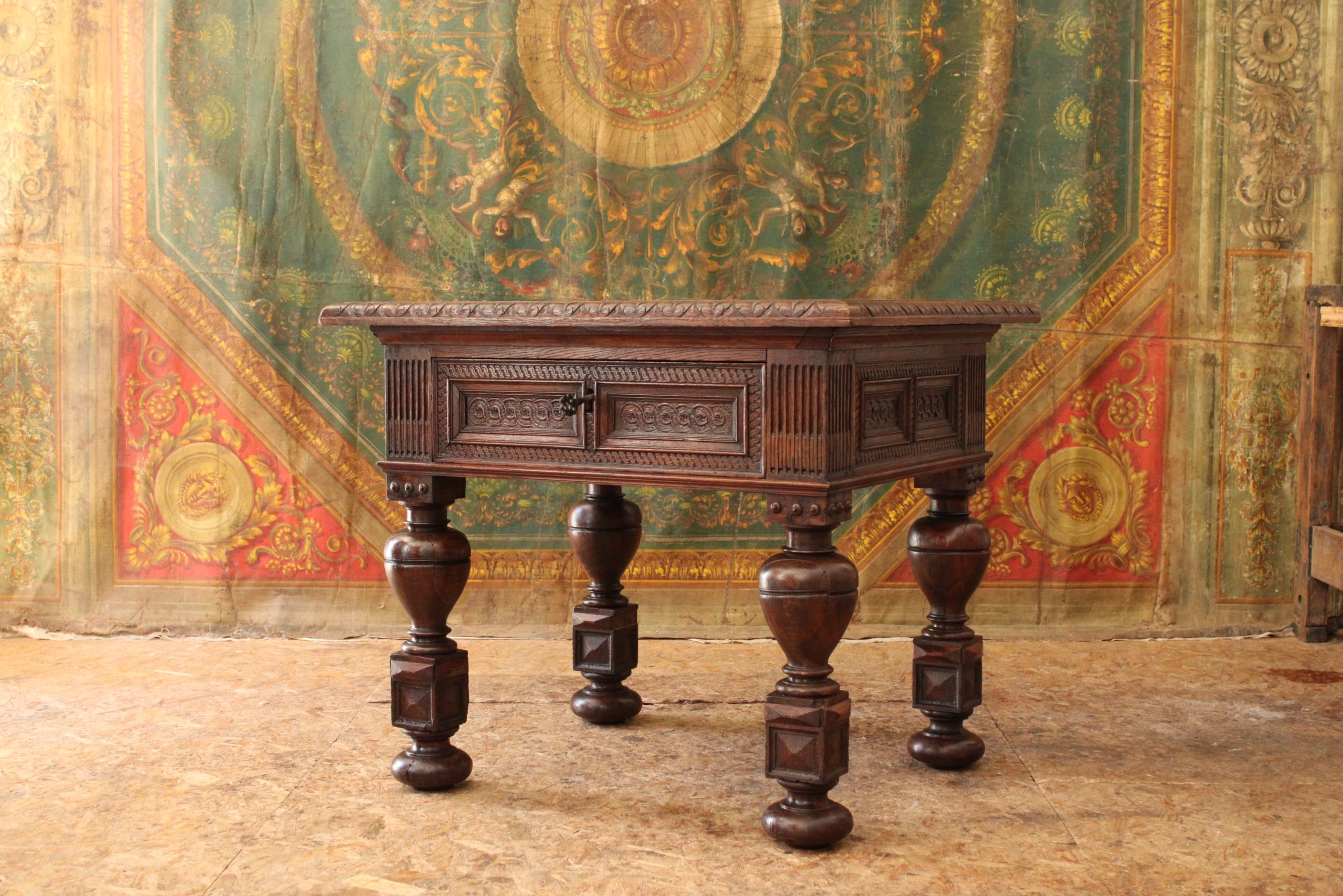 Table à tiroir en chêne de style XVIIe, ouvrage du XIXe siècle belge.