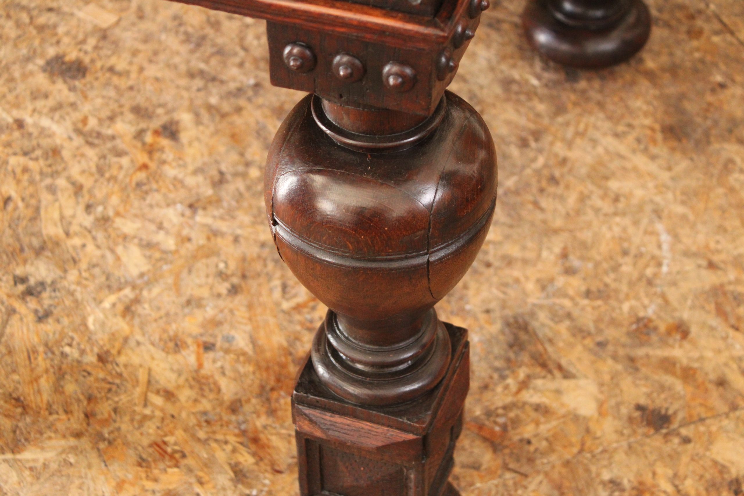 Table à tiroir en chêne de style XVIIe, ouvrage du XIXe siècle belge. – Image 7