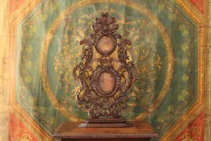 Elément de boiserie ou porte reliques, ornements rocaille en tilleul sculpté, XVIIIe s