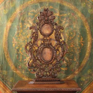 Elément de boiserie ou porte reliques, ornements rocaille en tilleul sculpté, XVIIIe s