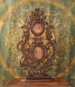 Elément de boiserie ou porte reliques, ornements rocaille en tilleul sculpté, XVIIIe s